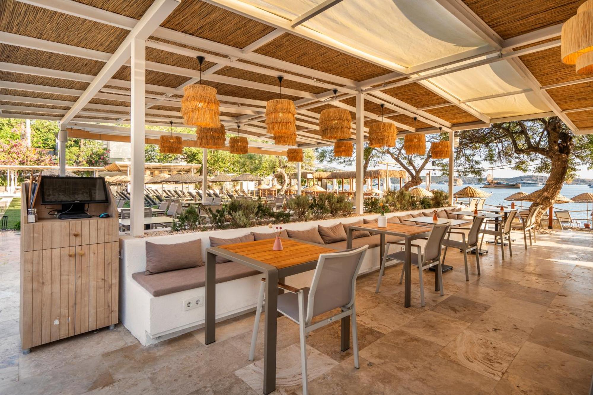Daphnis Hotel ゴルトゥルブク エクステリア 写真